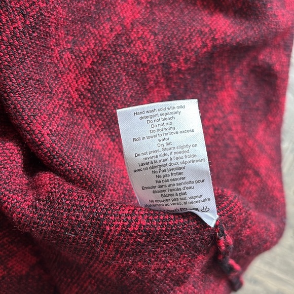 Gabby Isabella | Black and Red Crewneck Sweater w/ Geometric Pattern Size Large - Picture 10 of 11